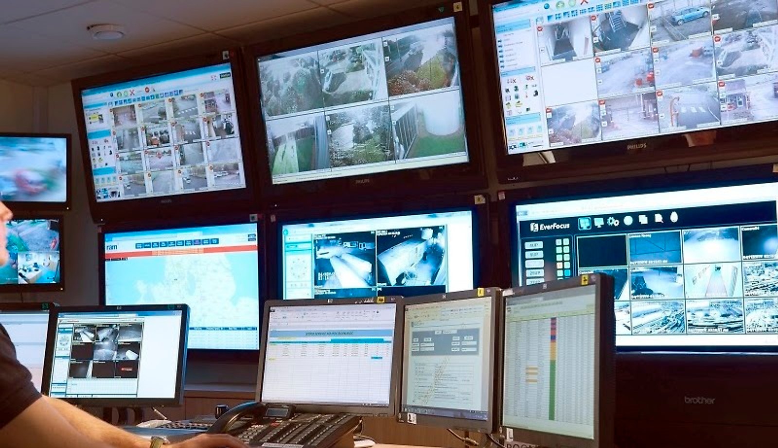 La sala della Centrale Operativa, con il muro dei monitor