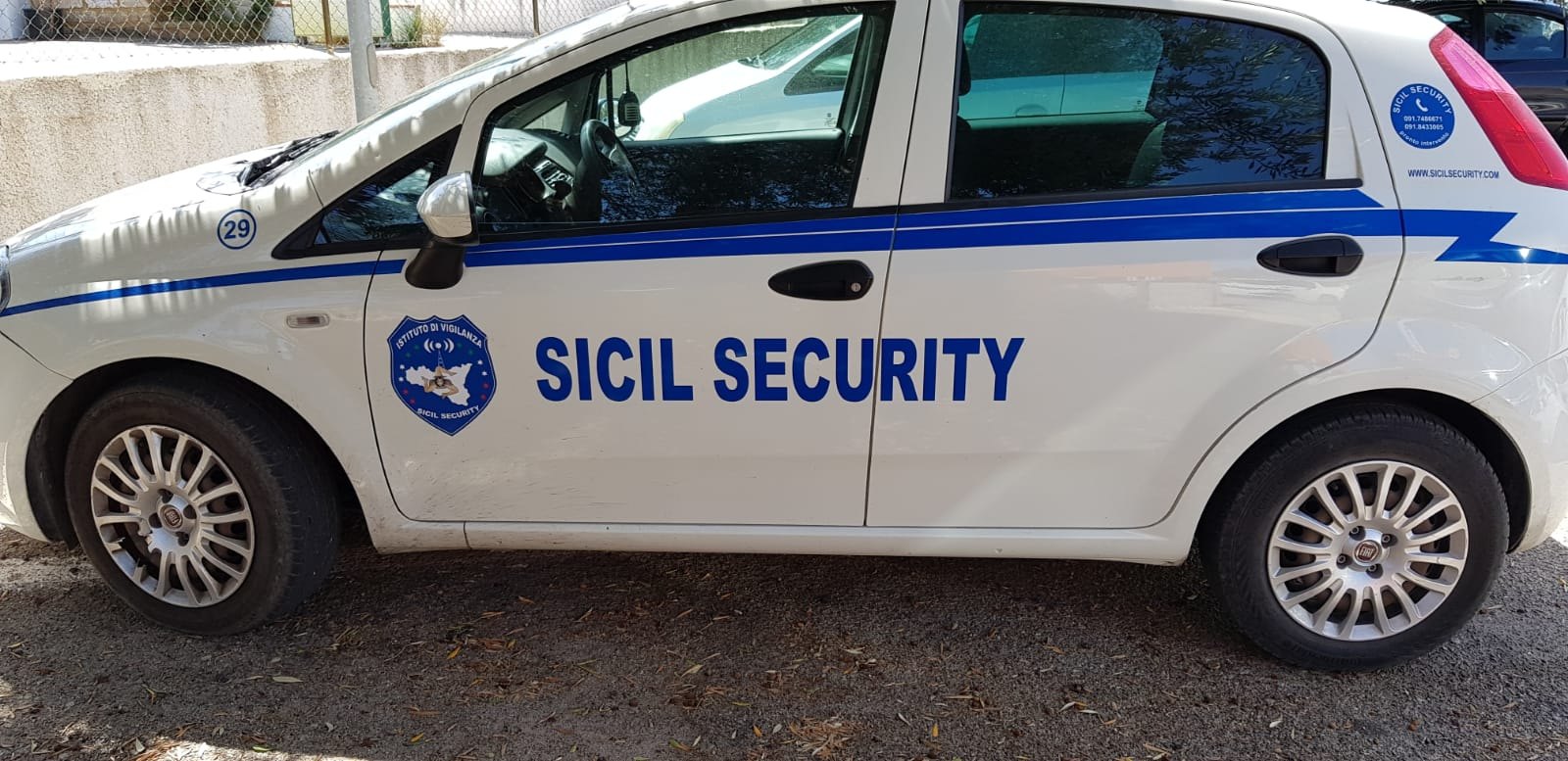 La fiancata di una pattuglia con la livrea Sicil Security