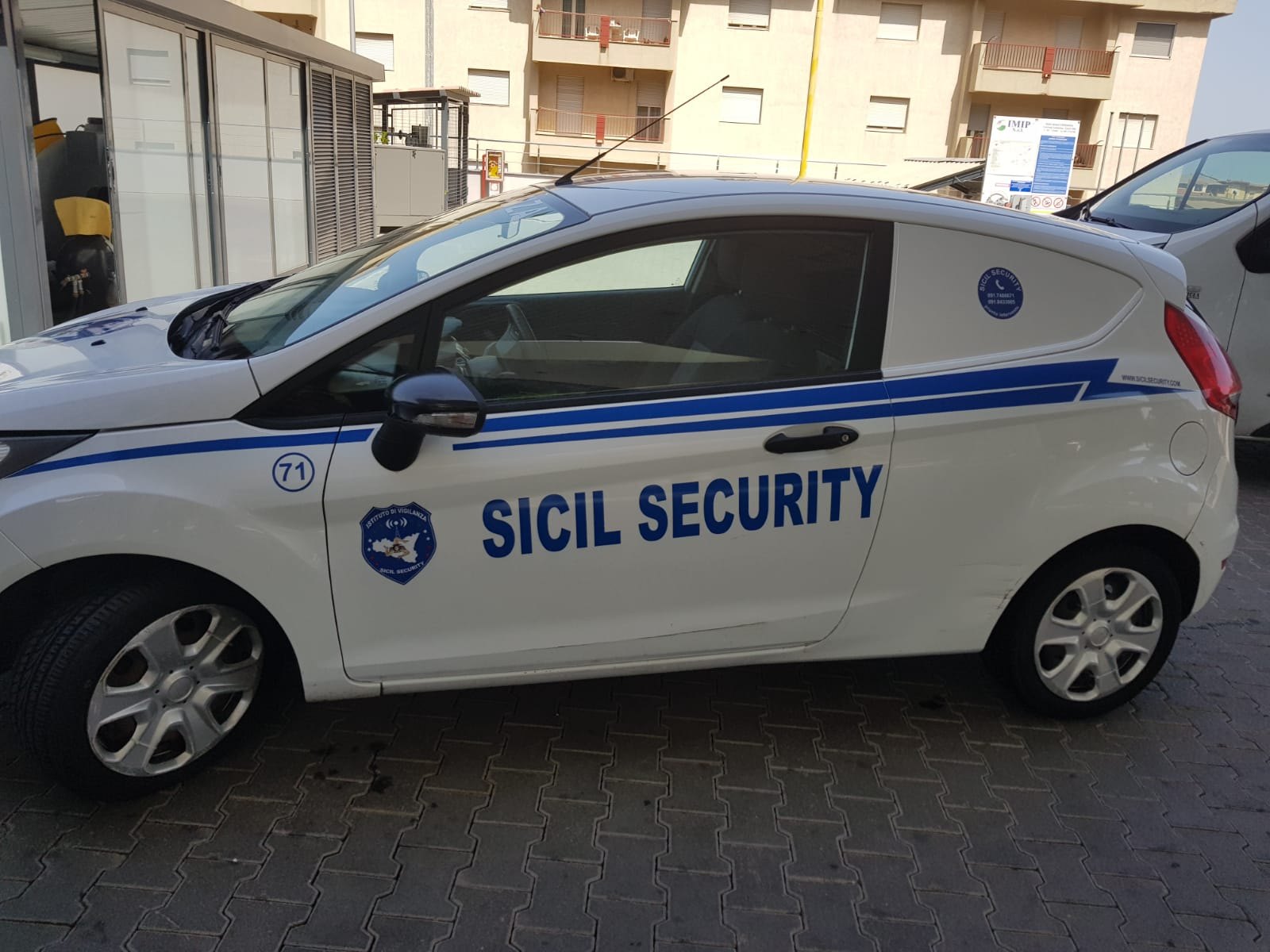Una pattuglia Sicil Security davanti alla sede