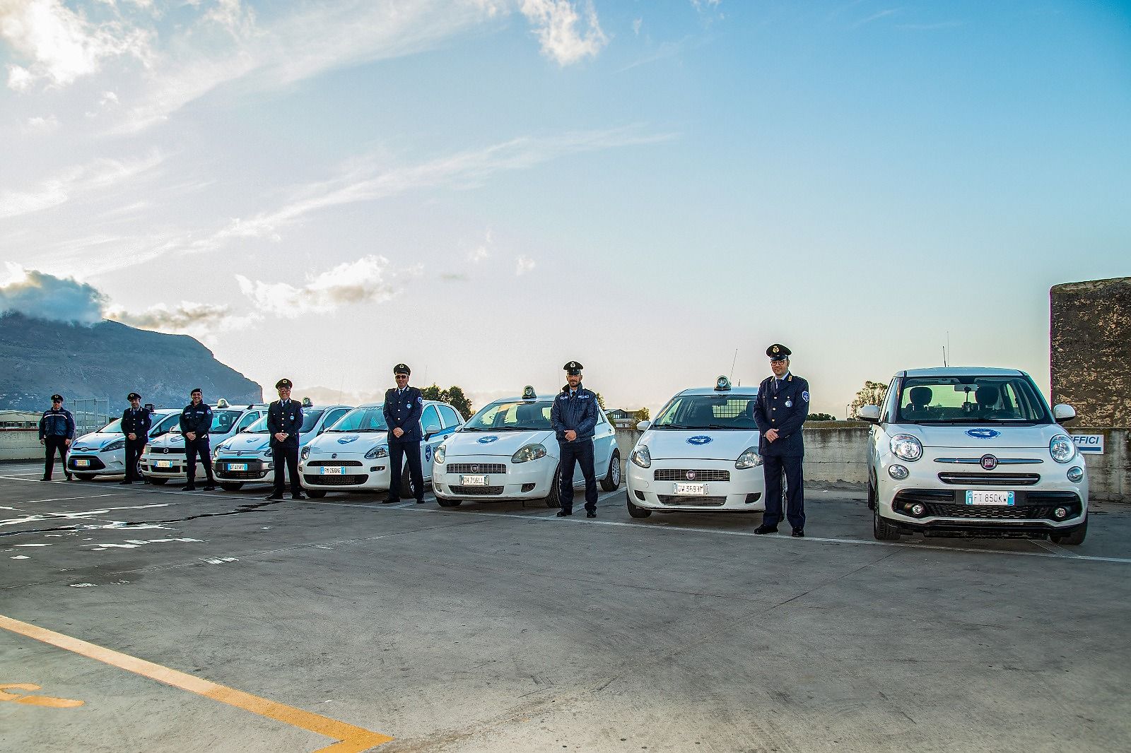 La squadra delle Guardie Particolari Giurate schierata davanti alle pattuglie